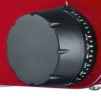 Gros plan d'un appareil rouge avec un cadran noir et des chiffres.