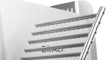 Primo piano di aste metalliche e dispositivo con barre orizzontali, grigio e dettagli