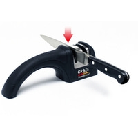 Couteau aiguisé avec un aiguiseur, flèche pointant vers le bas, manche noir.