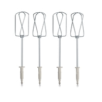 Quatre fouets pour un batteur à main isolés sur fond blanc.