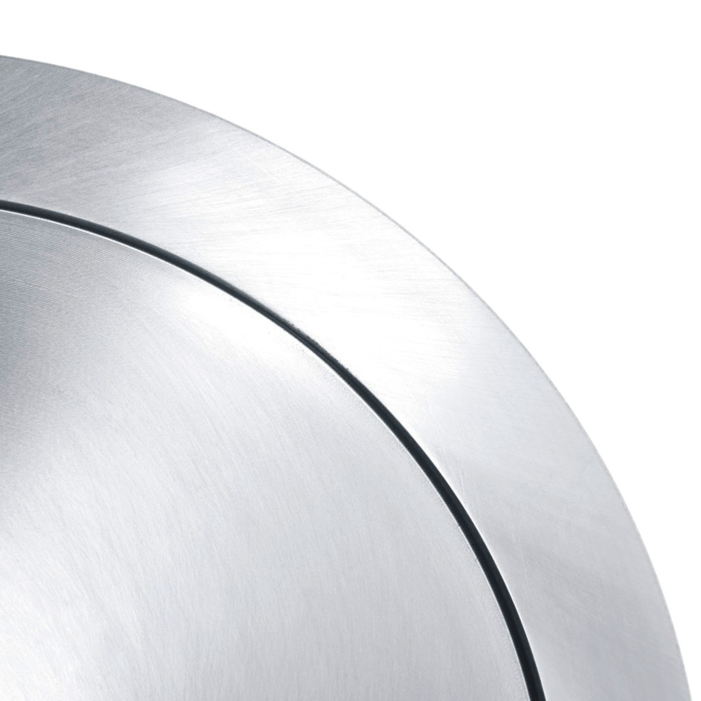 Gros plan d'une plaque métallique argentée et circulaire avec une ligne noire.