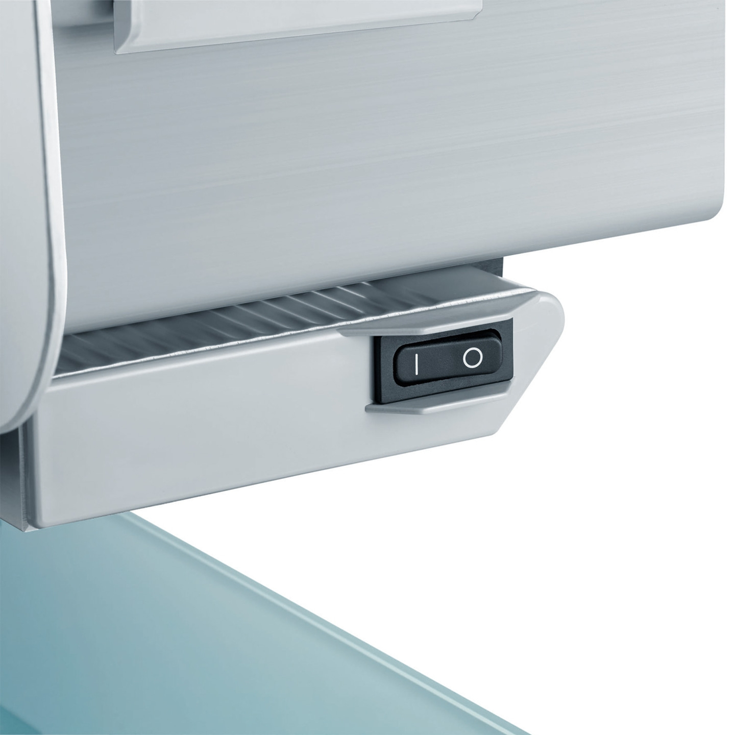 Primo piano di un interruttore on-off su un dispositivo, appoggiato su una superficie blu.