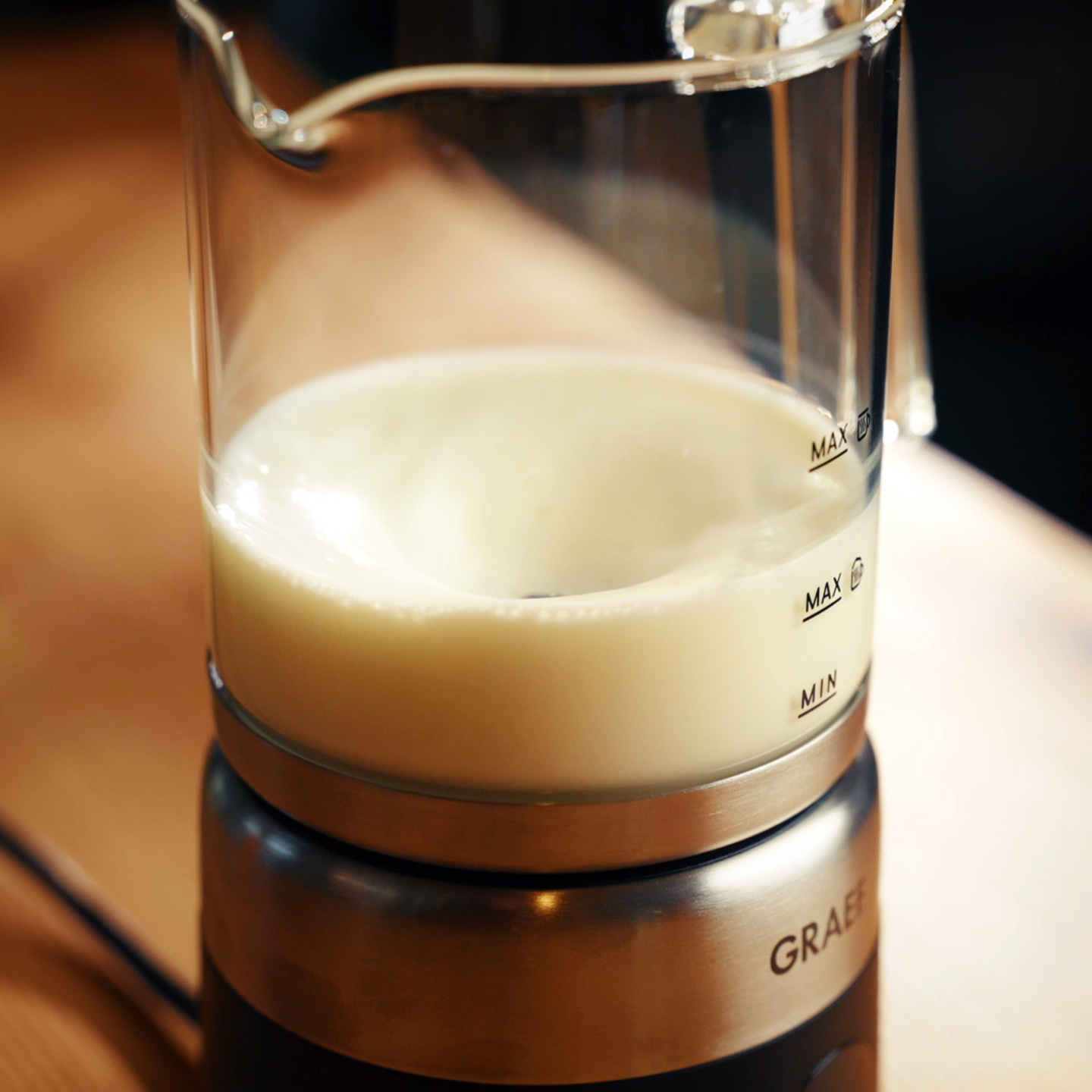 Mousseur à lait avec du lait et des marques MAX et MIN.