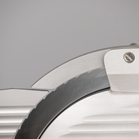 Primo piano di un'affettatrice con lama affilata e dettagli intricati