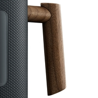 Altoparlante con manico in legno. Design scuro, primo piano, isolato.