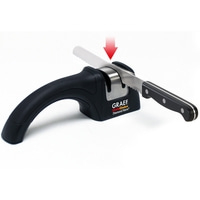Couteau aiguisé avec un aiguiseur. Manche noir, flèche rouge, fond blanc. Graff Chefs Choice.