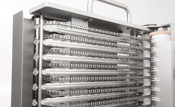 Parti di macchine con catene e aste metalliche, primo piano, grigio