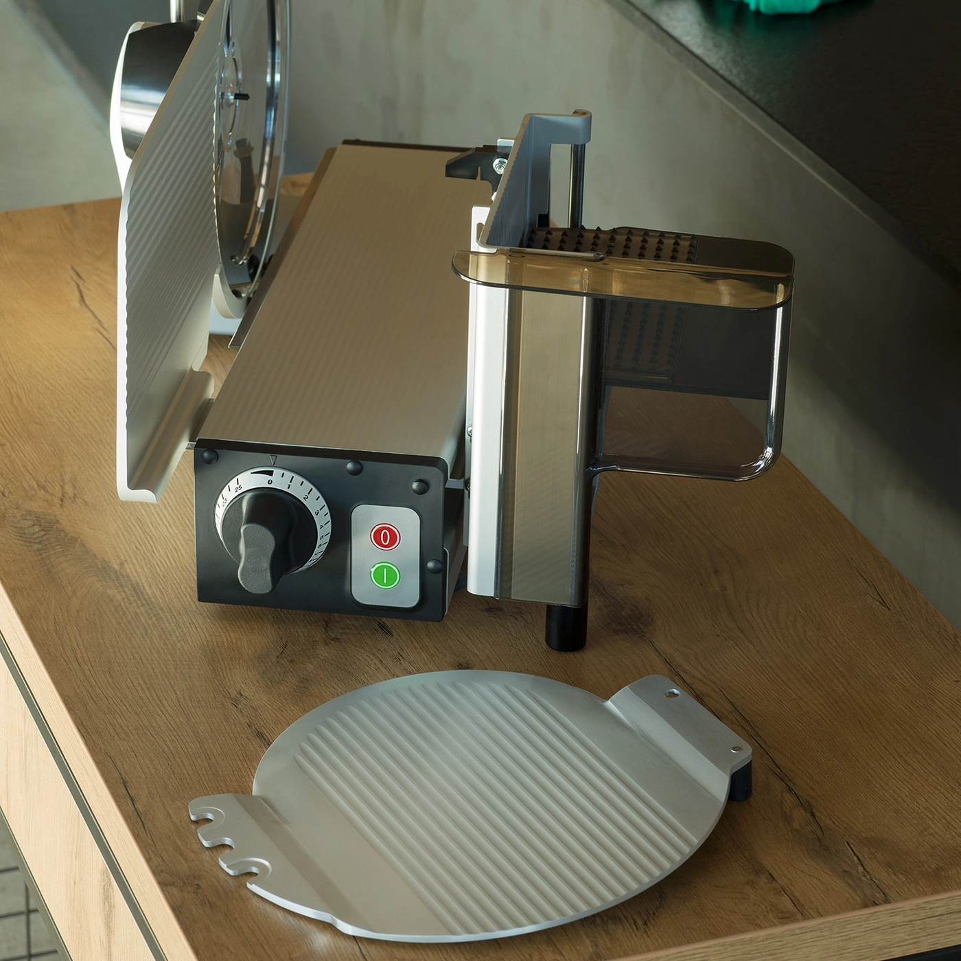 Trancheuse à viande sur table en bois avec accessoires et boutons