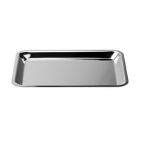 Plateau de service rectangulaire argenté brillant, vide, isolé sur fond blanc