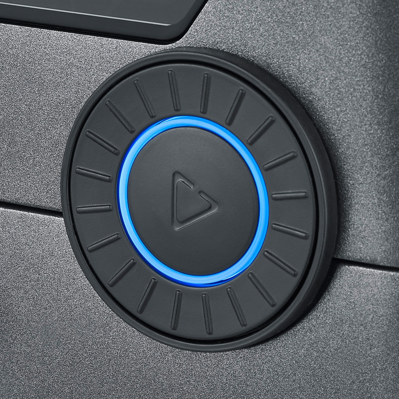 Runder schwarzer Knopf mit blauem Licht und einem Play-Symbol in der Mitte.