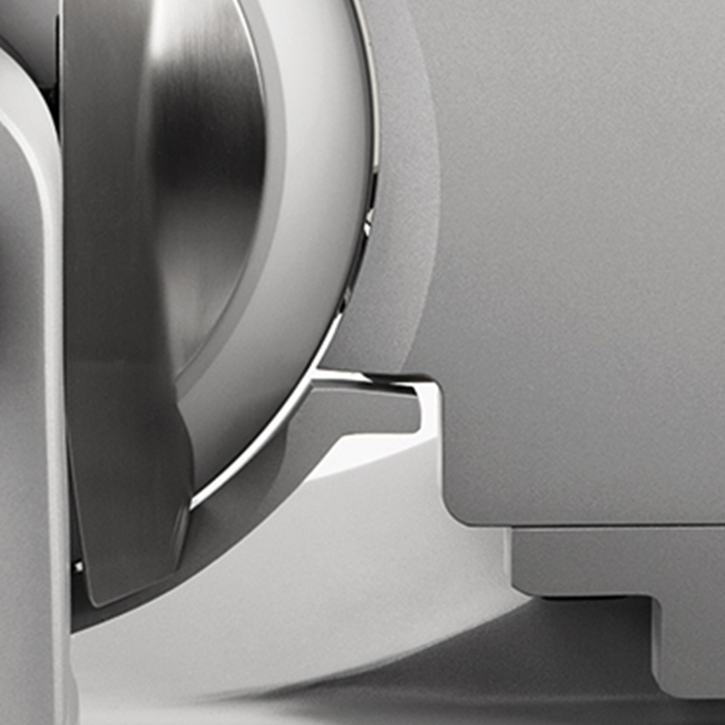 Primo piano di un oggetto metallico con superfici lucide e opache e una forma curva.