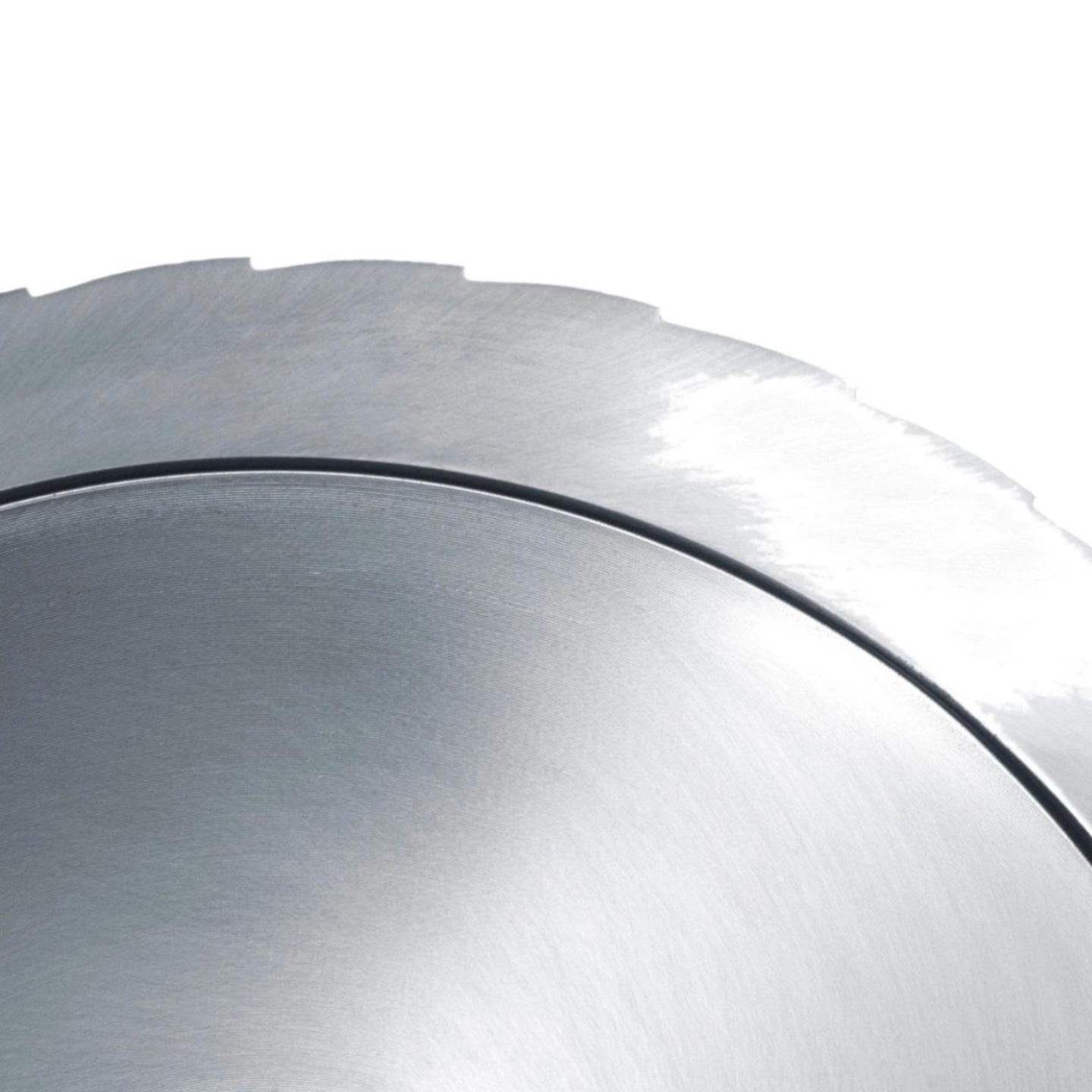 Lame de scie circulaire en métal, gros plan, tranchant, brillant, outil, isolé