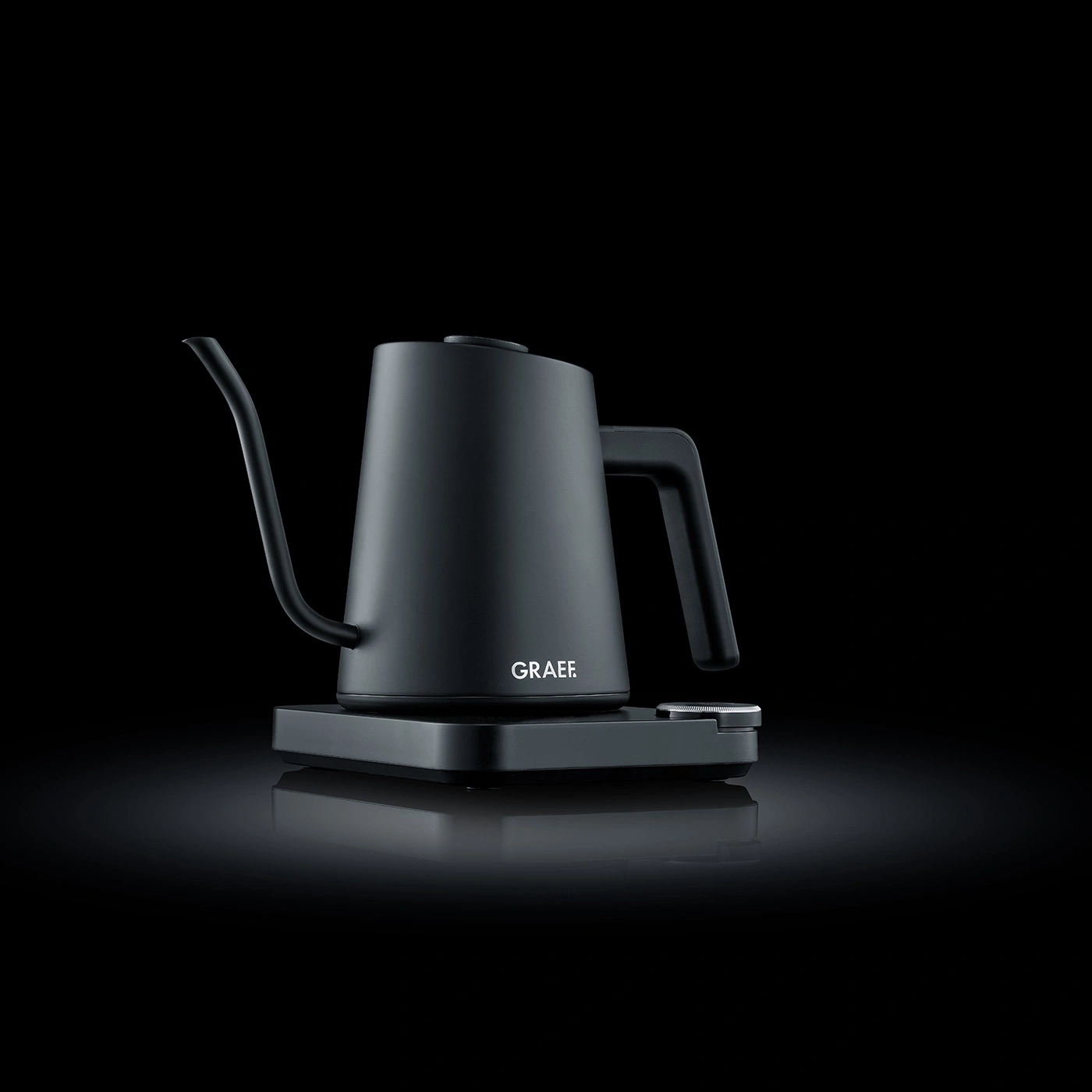 Bollitore elettrico nero con logo GRAEF su sfondo nero, design elegante.