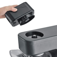 Mano che tiene un dispositivo nero che viene inserito in un altro dispositivo nero.