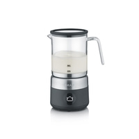 Mousseur à lait avec du lait dans un récipient en verre et une poignée, prêt à mousser