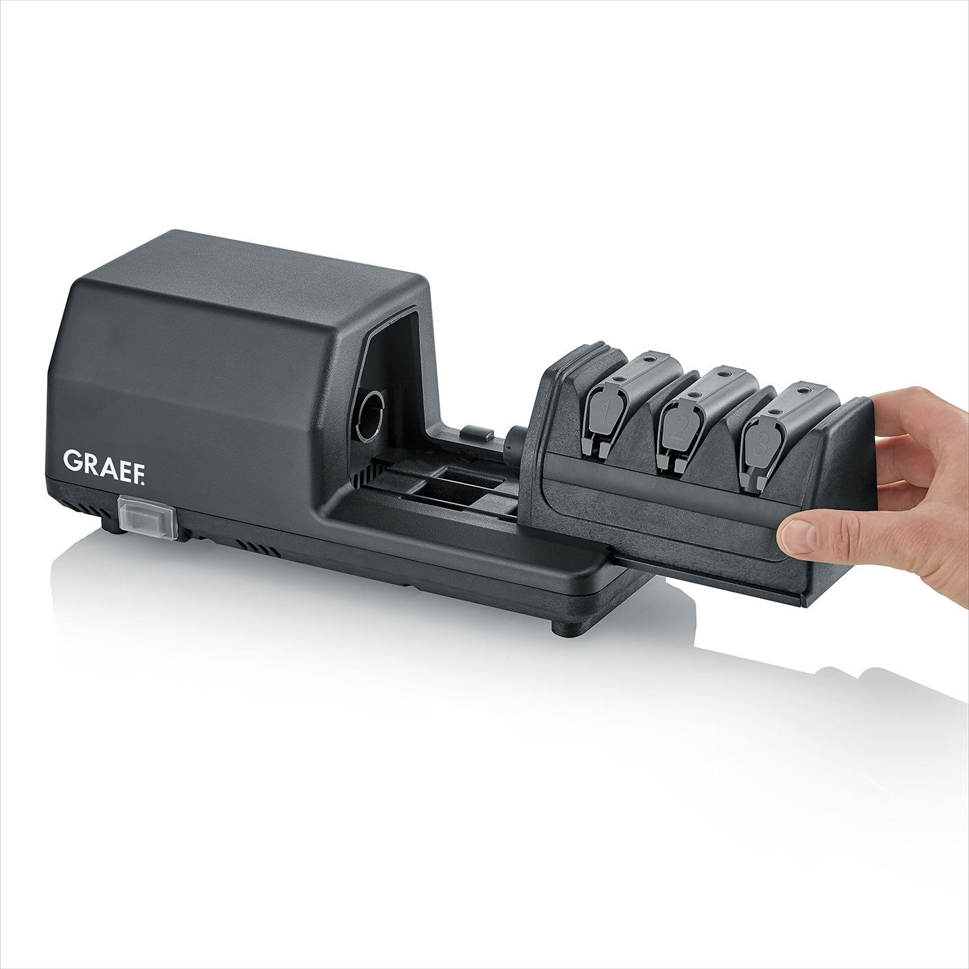 Affilacoltelli elettrico nero con quattro moduli di affilatura, mano