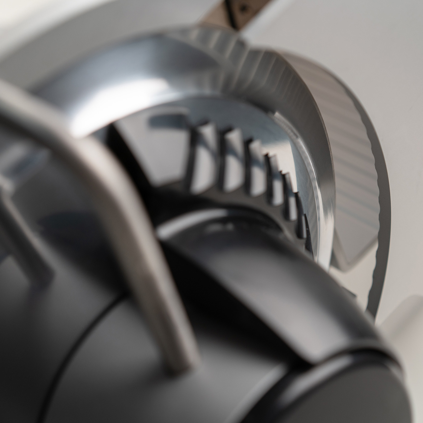 Primo piano di un dispositivo nero con parti metalliche e sfondo bianco