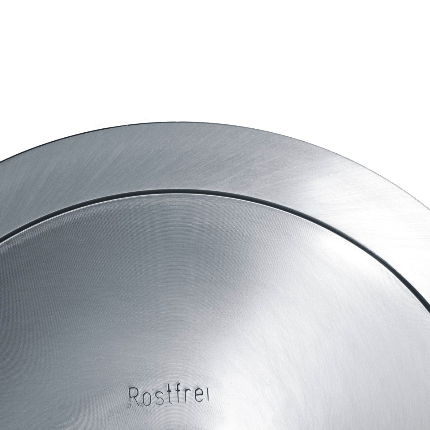 Gros plan d'une surface métallique argentée avec le mot Rostfrei gravé.