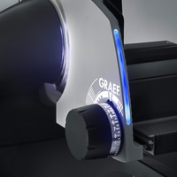 Gros plan d'une trancheuse à viande noire et grise avec éclairage bleu et logo GRAEF