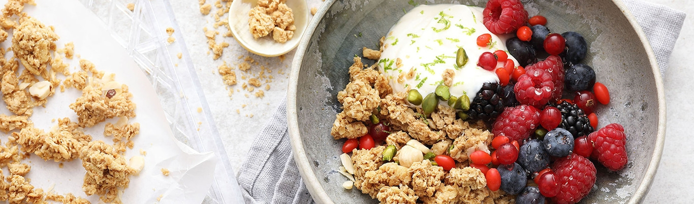 Müsli mit Joghurt, Beeren und Pistazien in einer Schüssel, Nahaufnahme