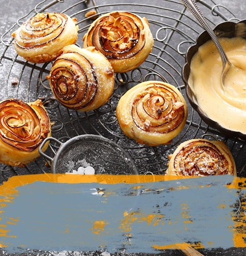 Gros plan sur des pâtisseries sur une grille avec de la crème et du sucre glace
