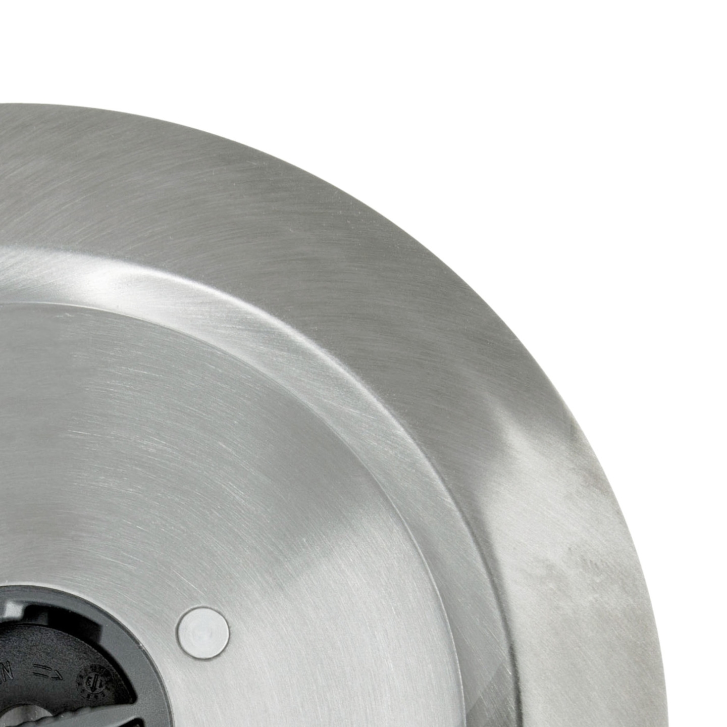 Primo piano di una piastra metallica argentata con un cerchio bianco al centro