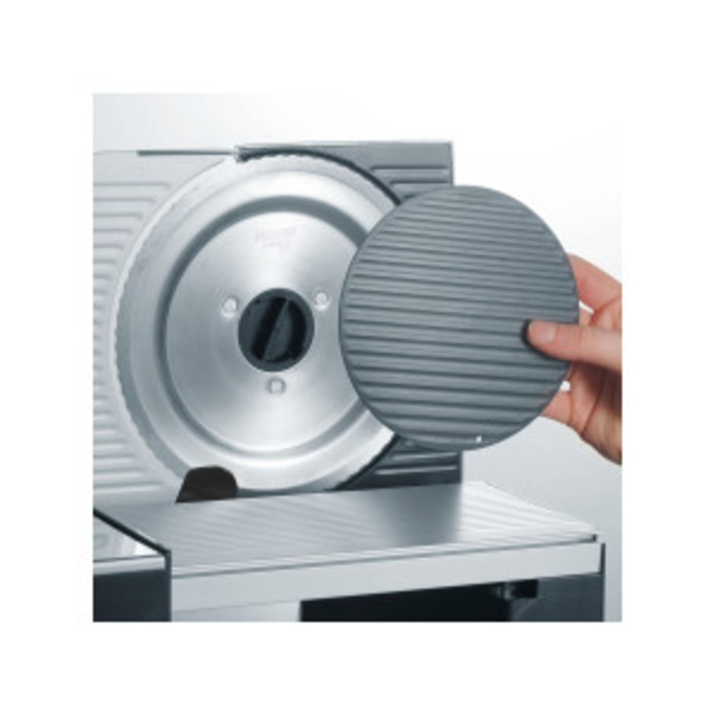 Gros plan d'une trancheuse à viande avec un dispositif de protection et une main