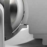 Primo piano di un oggetto metallico con superfici lucide e opache e una forma curva.