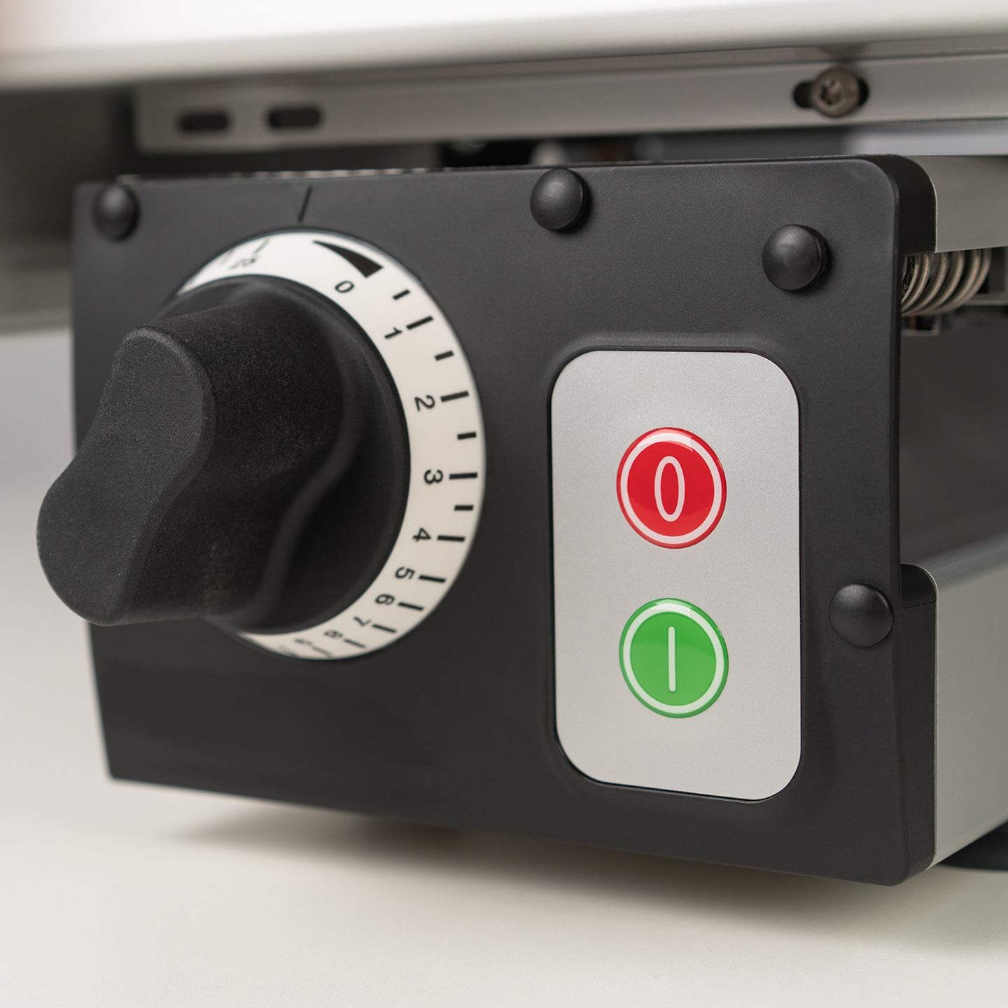 Manopola nera con numeri e due pulsanti con 0 e 1 su una macchina