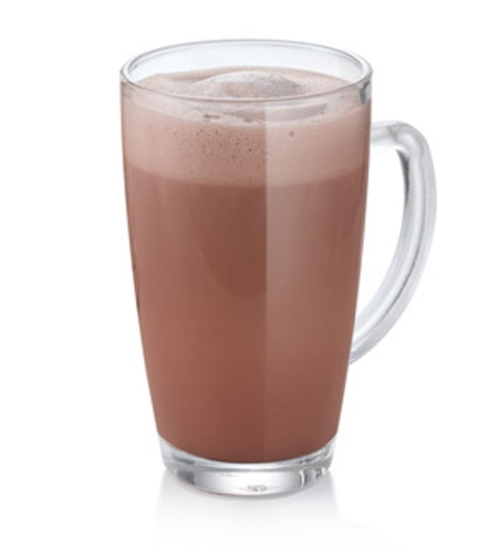 Un verre de chocolat chaud avec de la mousse, isolé sur fond blanc.