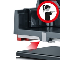 Panneau d'avertissement avec femme, flèche rouge, appareil gris, plaque noire, fond blanc.