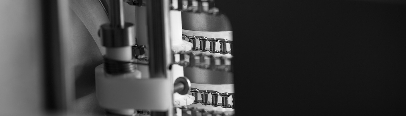 Gros plan de pièces de machine avec chaîne et métal en noir et blanc