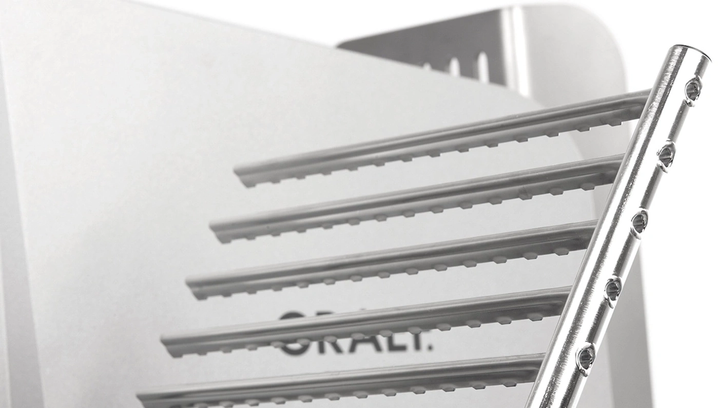 Primo piano di aste metalliche e dispositivo con barre orizzontali, grigio e dettagli