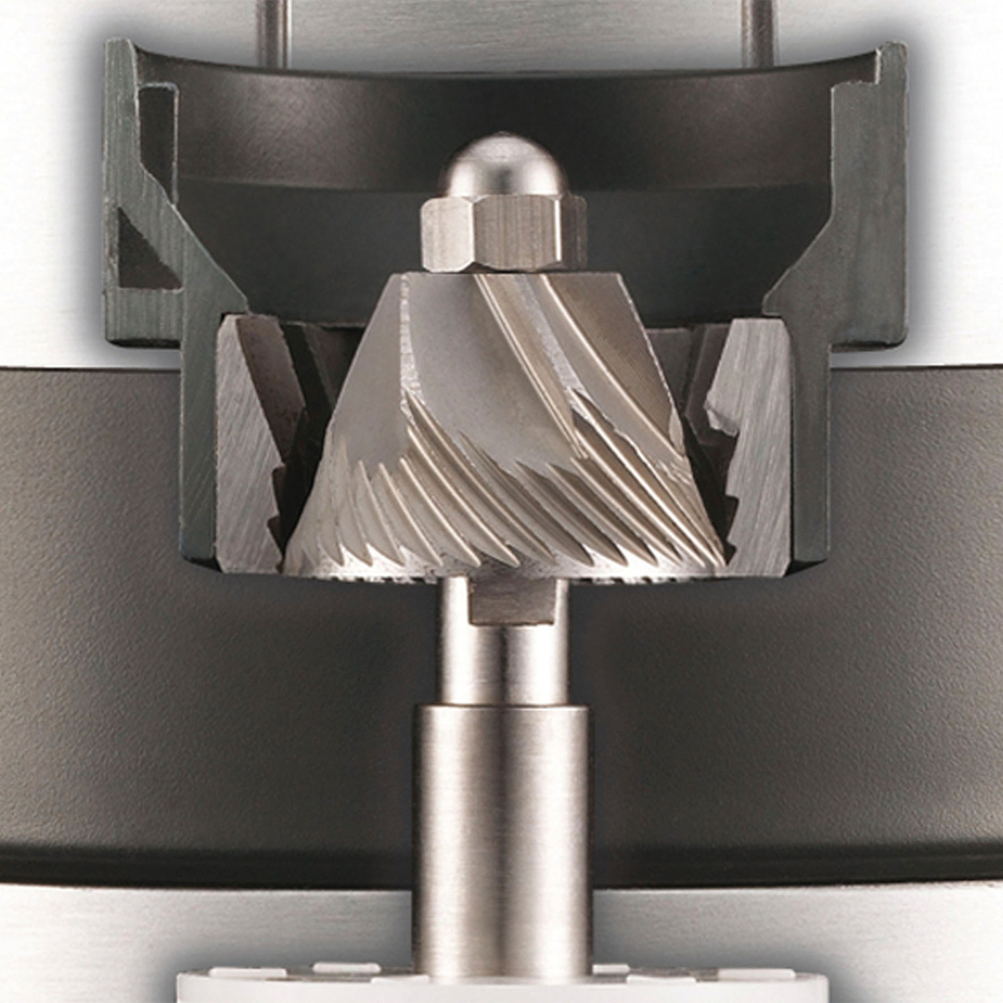 Primo piano di un macinacaffè con dettagliate parti metalliche e un meccanismo di macinazione affilato.