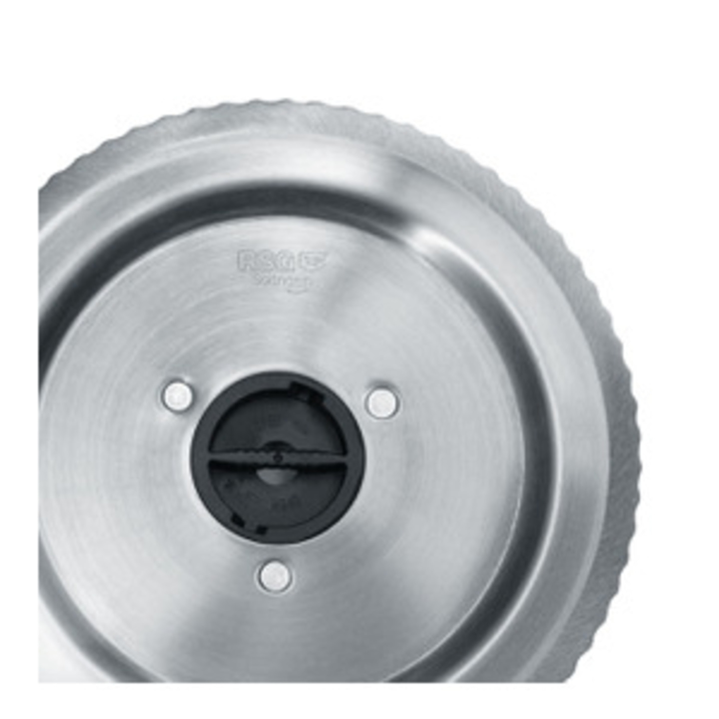 Primo piano di una lama metallica rotonda e seghettata con centro nero e viti.