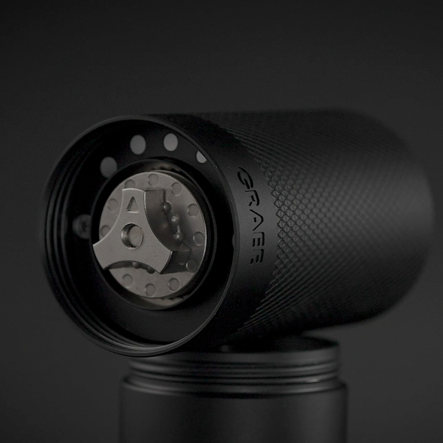 Ensemble de meules de moulin à café noir avec logo "GRAEF" sur fond sombre.