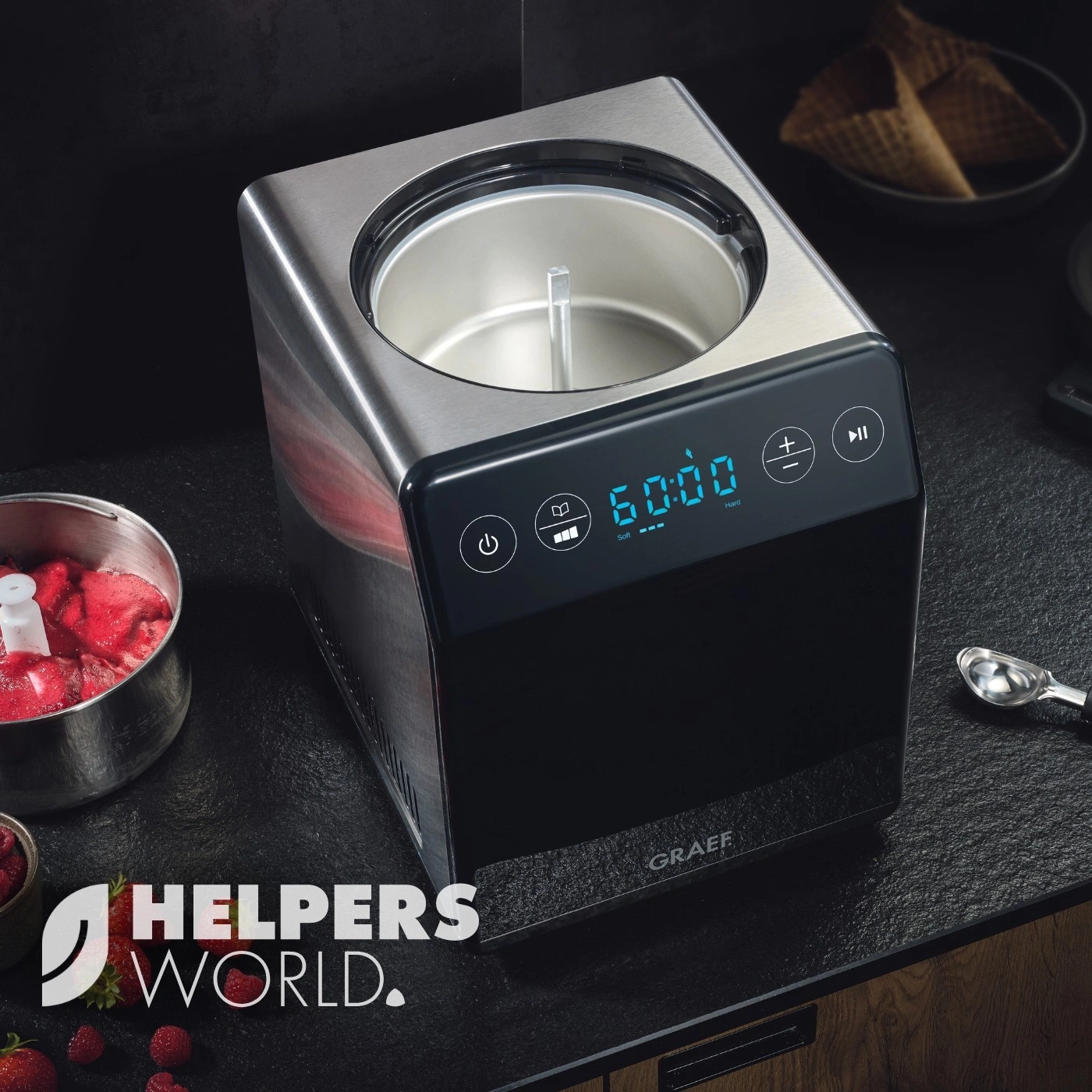 Gelatiera con display digitale e ingredienti per gelato su una superficie nera.