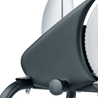 Primo piano di un'affettatrice grigia con lama seghettata e manopola, isolata.