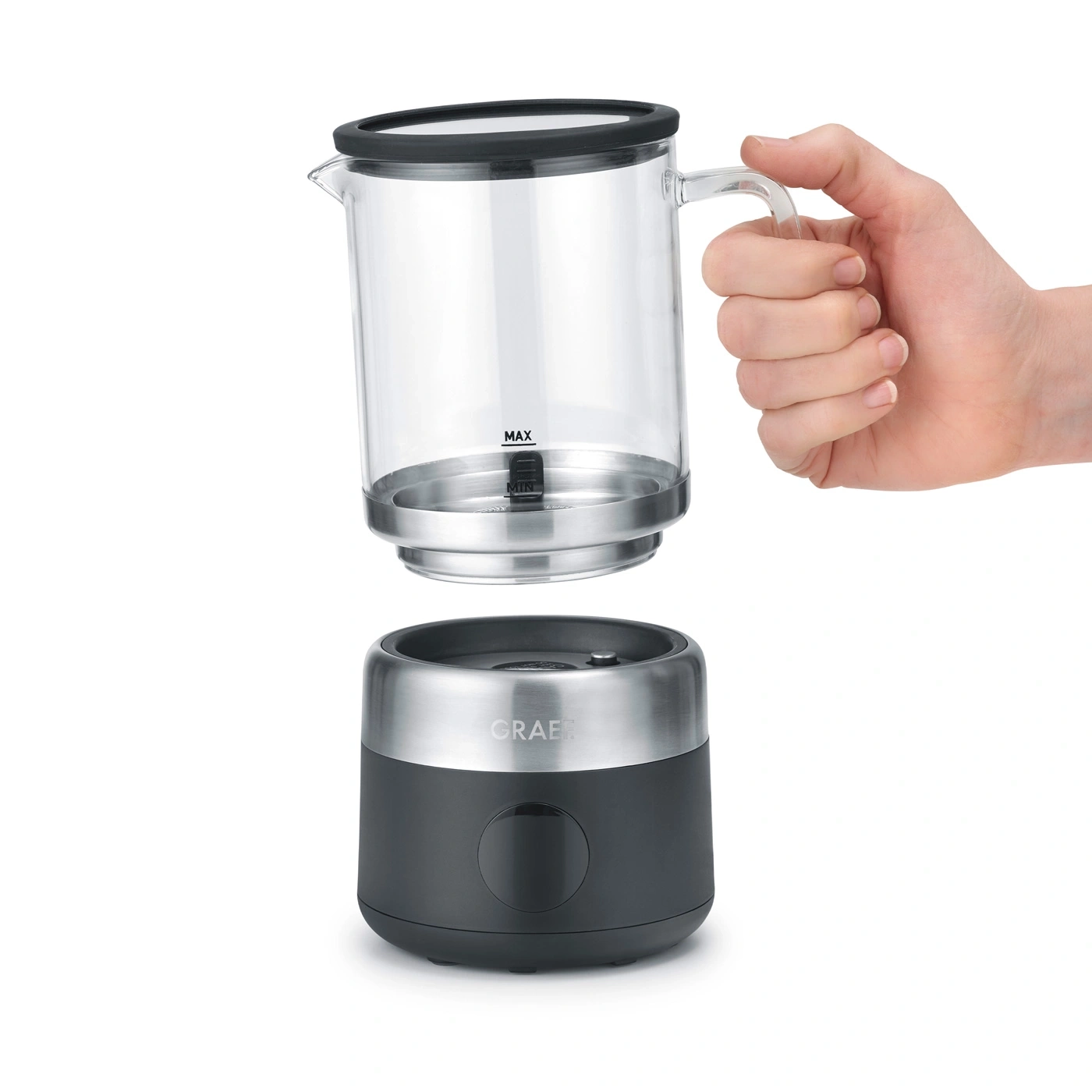 Macchina da caffè con caraffa in vetro e mano che la tiene, su sfondo bianco