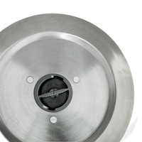 Primo piano di un oggetto metallico con le scritte "OPEN" e "CLOSE".