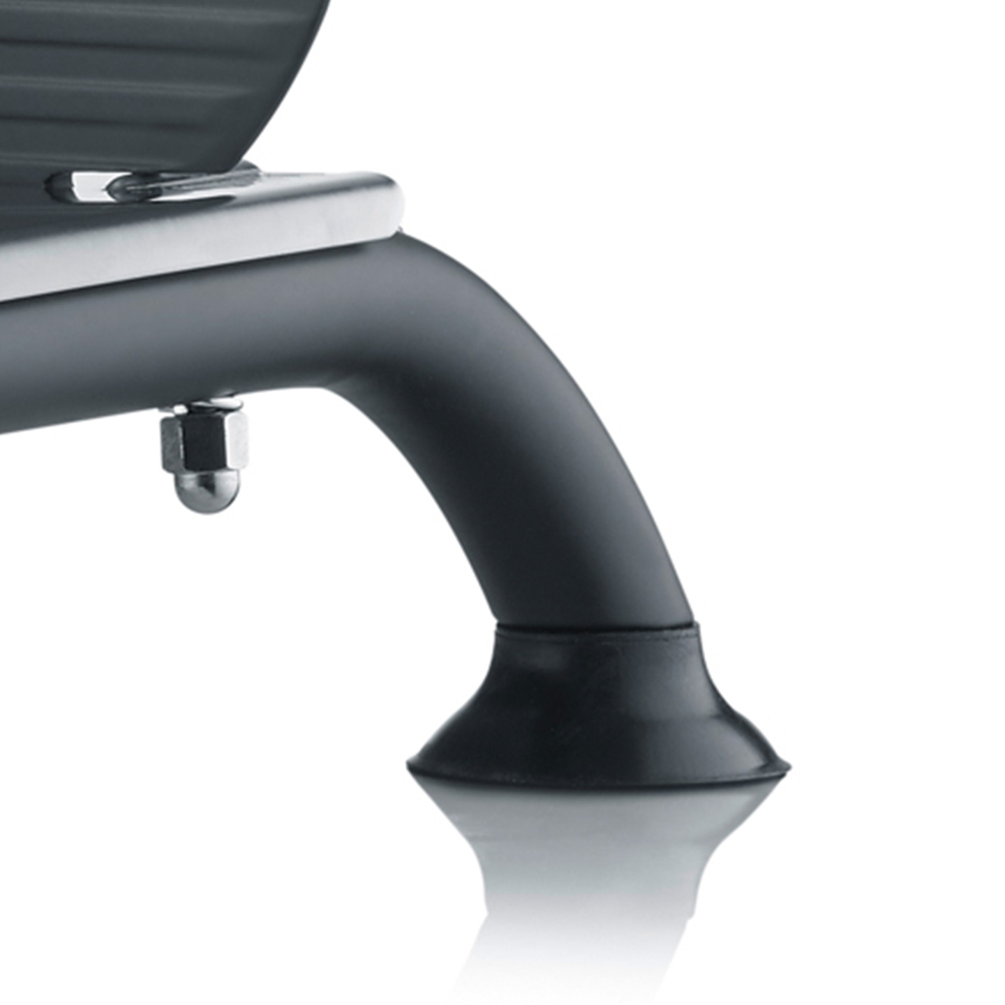 Primo piano di un piede di griglia nero con base in gomma e dettaglio della parte metallica