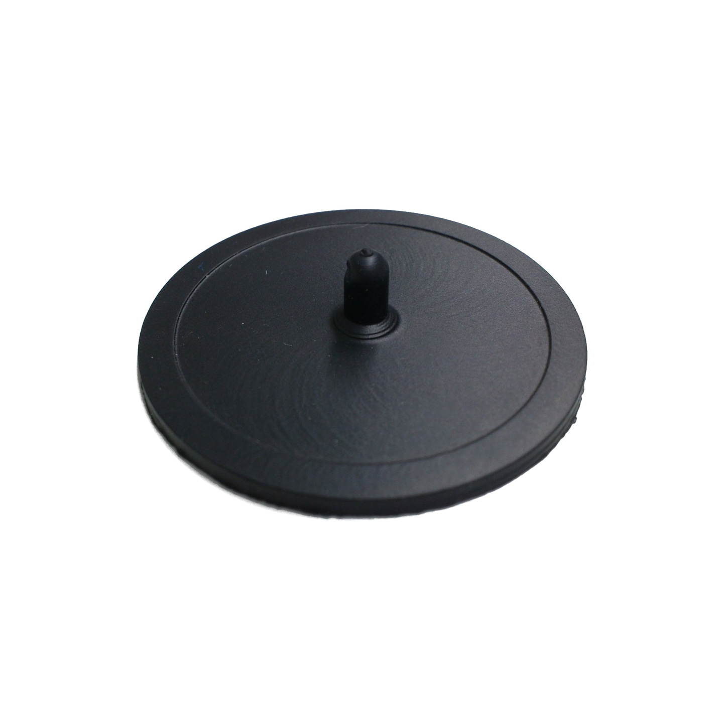 Couvercle noir avec une petite goupille au centre, isolé sur fond blanc