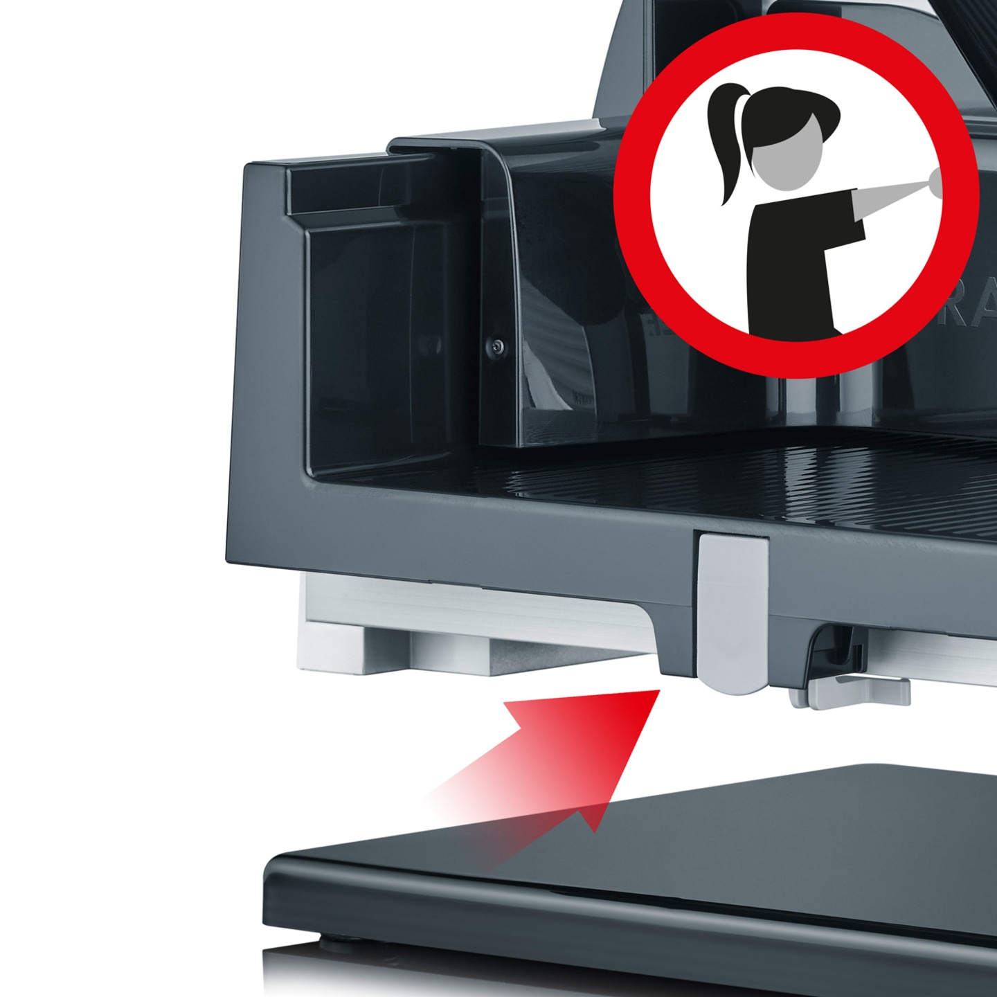 Panneau d'avertissement avec femme, flèche rouge, appareil gris, fond blanc, consigne de sécurité