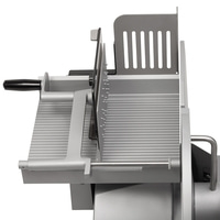 Gros plan d'une trancheuse à viande argentée avec poignée et lames