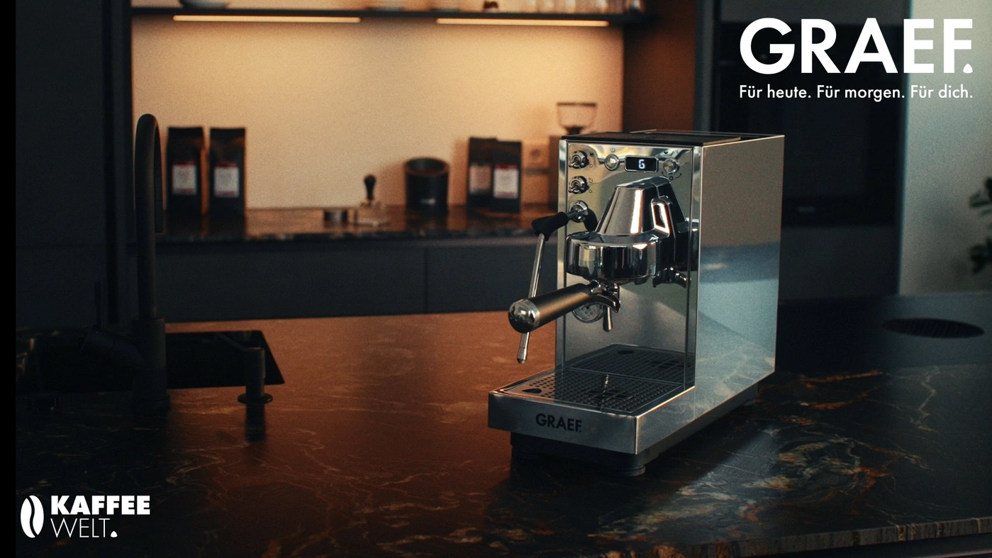 Machine à expresso GRAEF avec logo Kaffeewelt sur un comptoir en marbre.