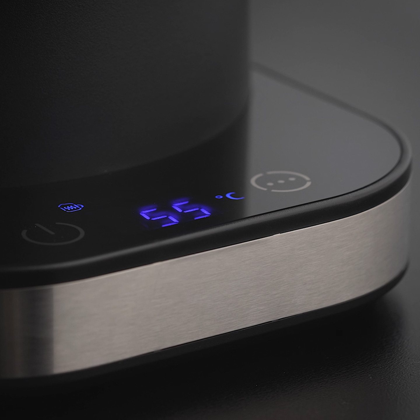 Un écran numérique affiche 55 degrés Celsius sur une bouilloire.