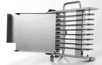 Costruzione metallica con catene e maniglia, dispositivo tecnico, primo piano, isolato