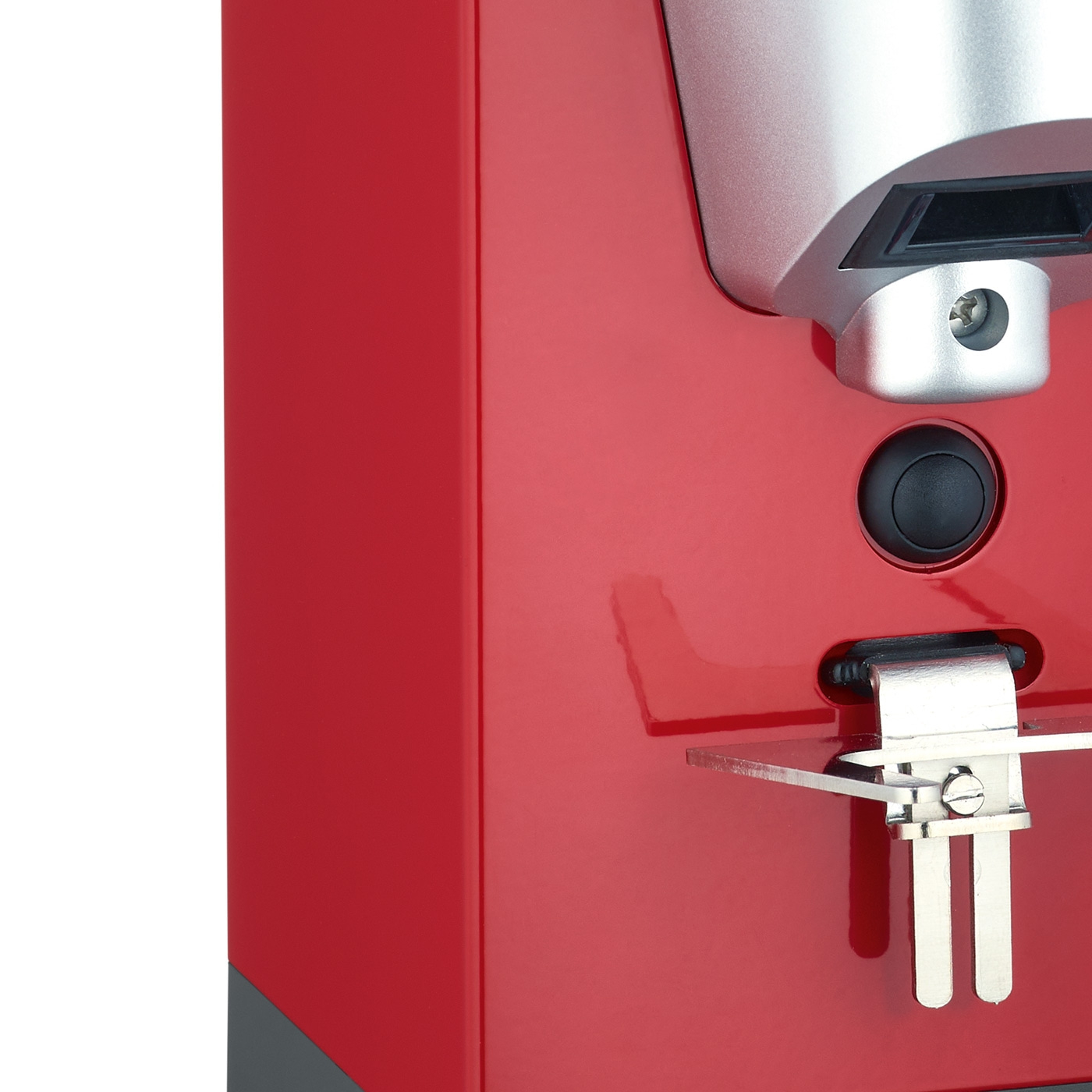 Gros plan sur une machine à café rouge avec des détails argentés et un bouton noir.