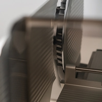 Primo piano di un'affettatrice con superficie a coste e componenti metallici