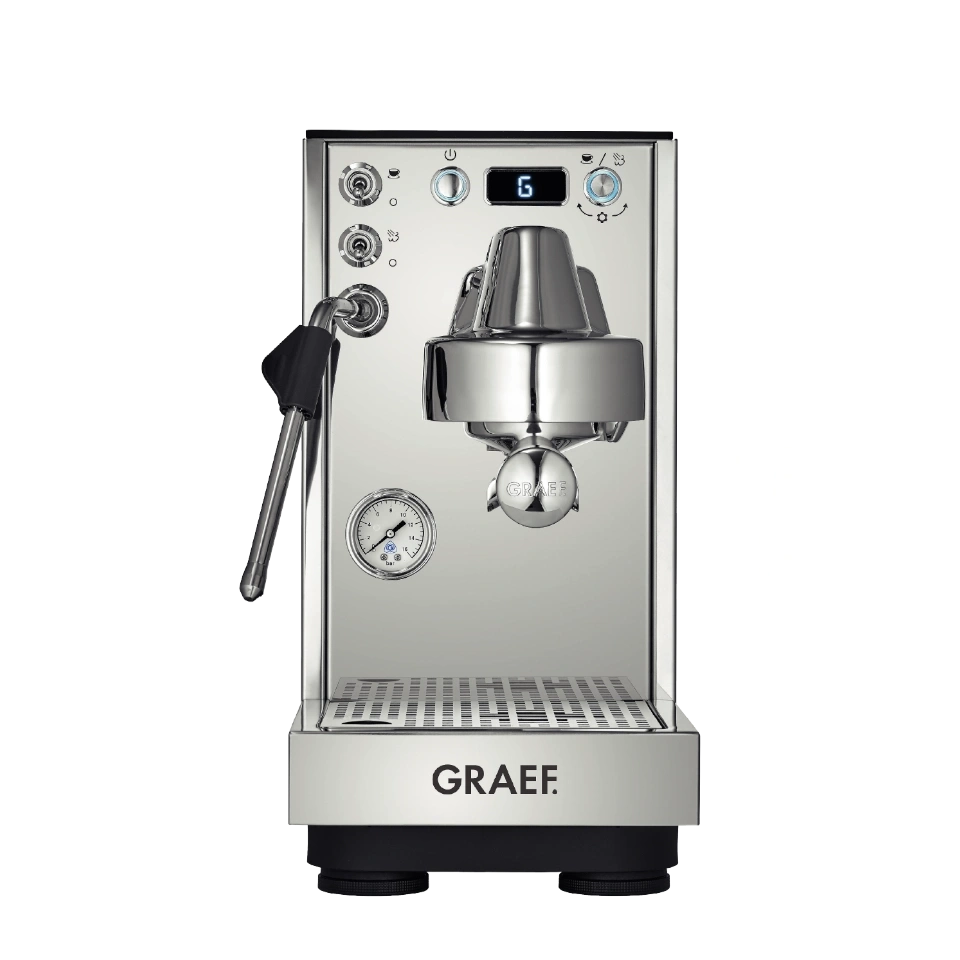 Une machine à expresso chromée brillante avec manomètre et écran numérique.